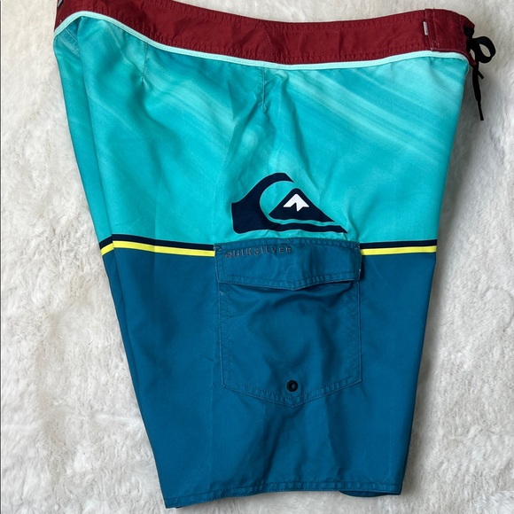 QUIKSILVER Boardshorts Baggies Trunks Men 32 MidLength 19” NEW Beach Swim Pocket - Picture 1 of 17